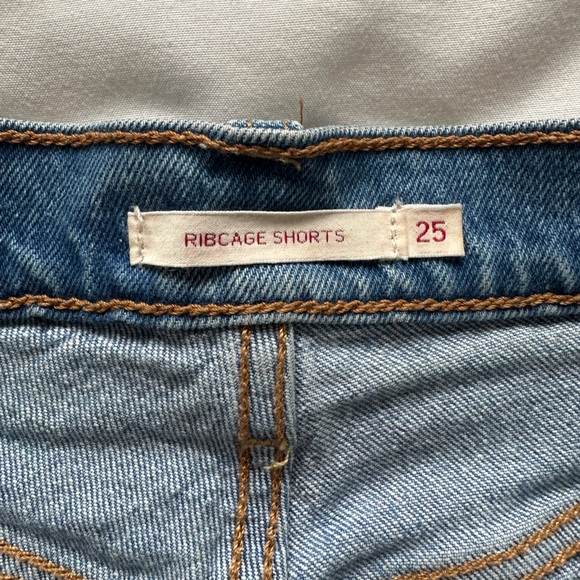 Levi’s Ribcage Shorts - Picture 4 of 5